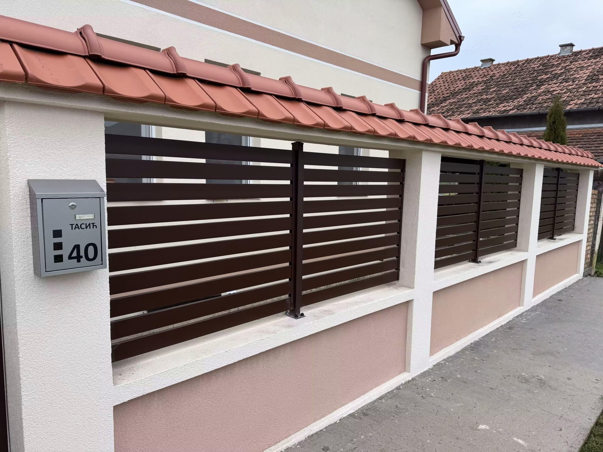 ALUMINIJUMSKA DVOKRILNA I PEŠAČKA KAPIJA