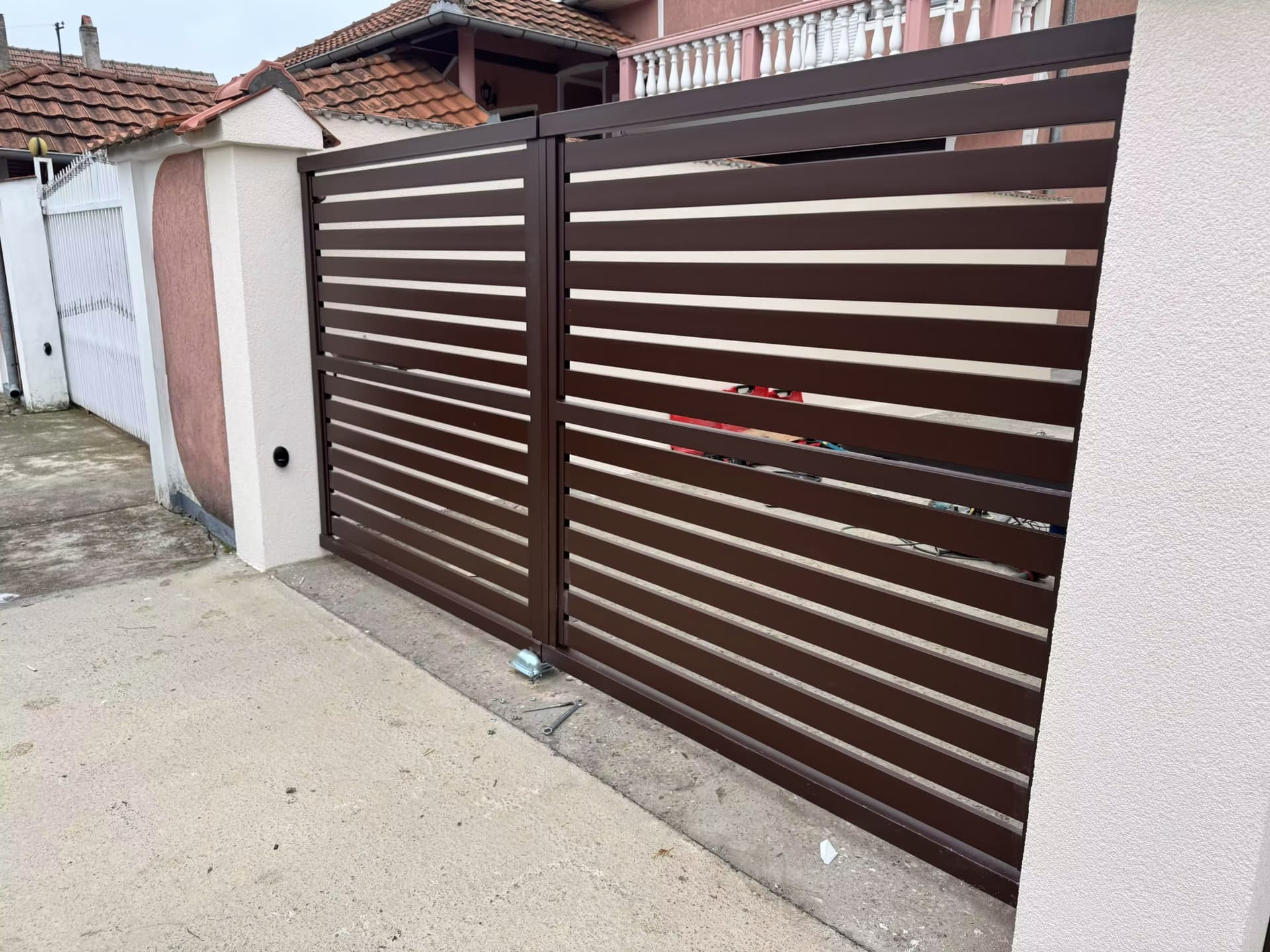 ALUMINIJUMSKA DVOKRILNA I PEŠAČKA KAPIJA