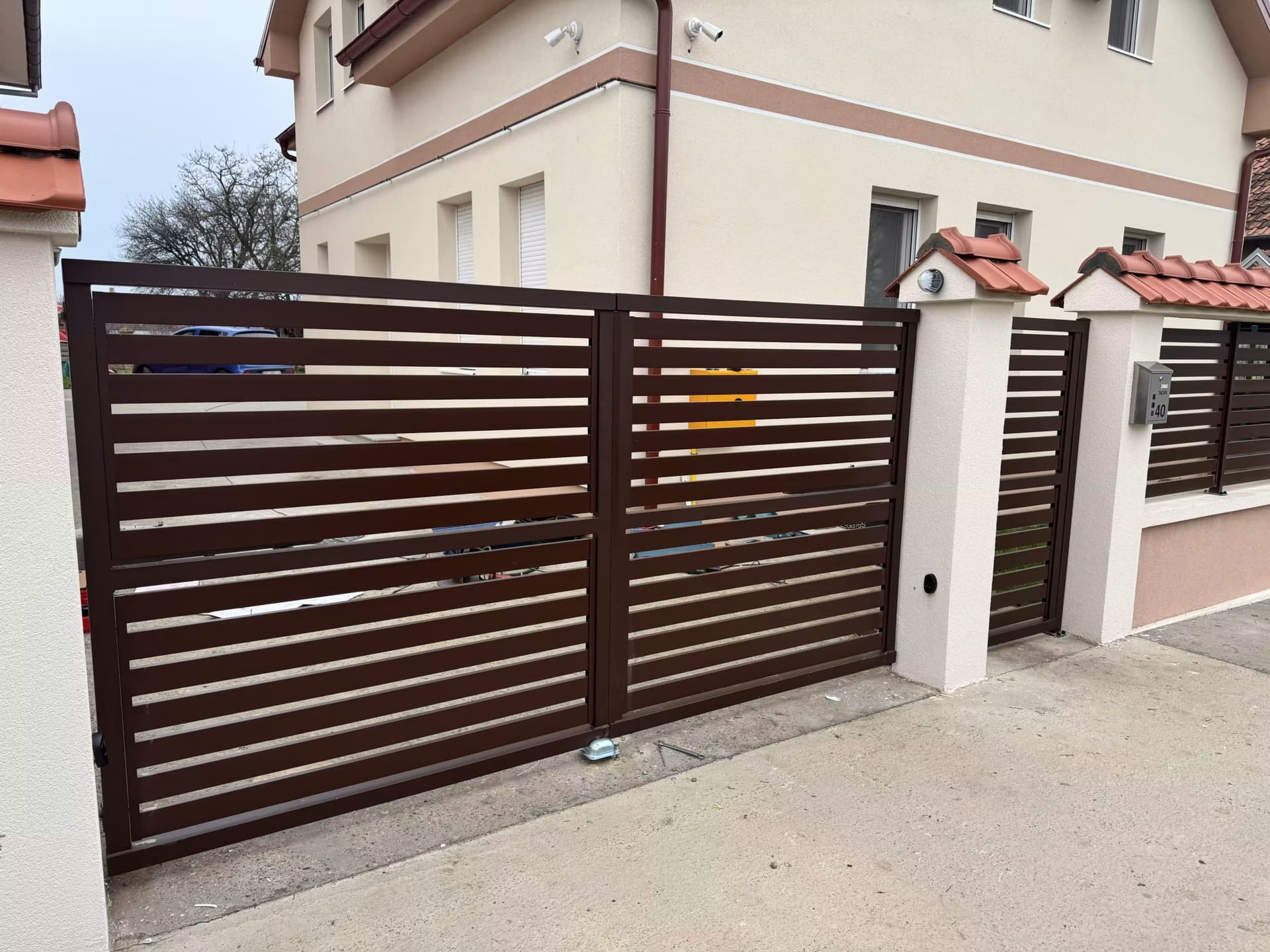 ALUMINIJUMSKA DVOKRILNA I PEŠAČKA KAPIJA