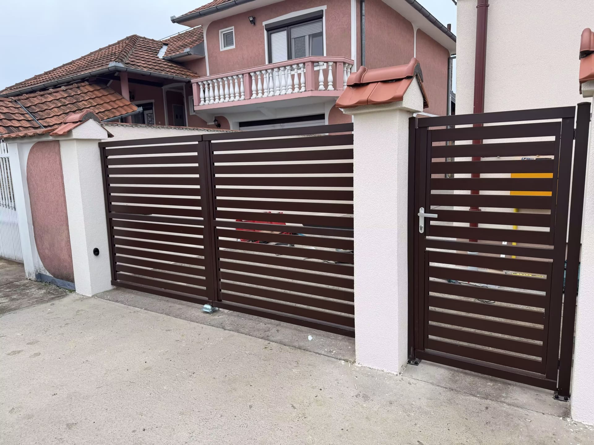 ALUMINIJUMSKA DVOKRILNA I PEŠAČKA KAPIJA