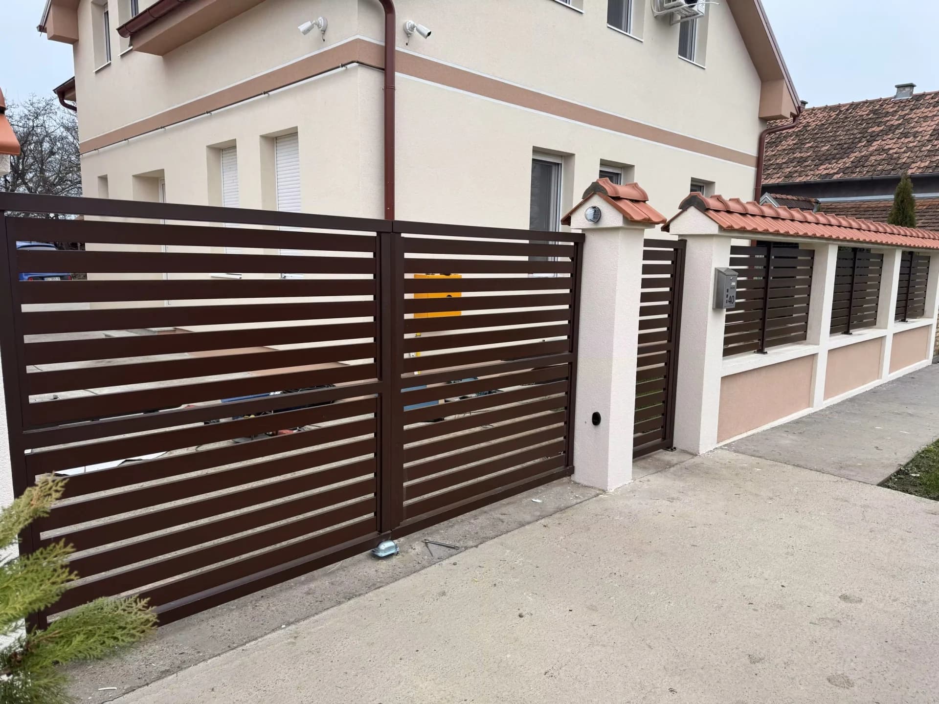 ALUMINIJUMSKA DVOKRILNA I PEŠAČKA KAPIJA