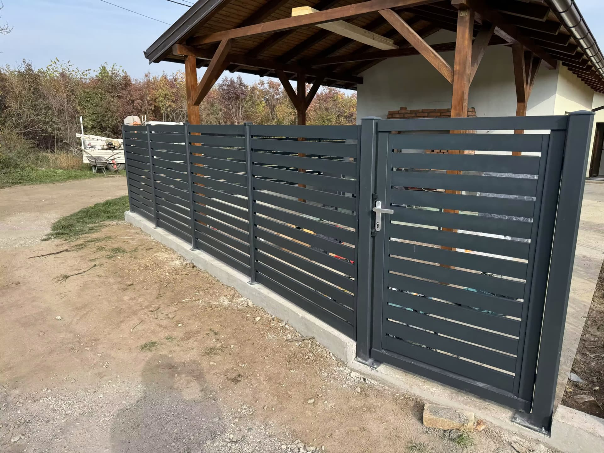 ALUMINIJUMSKA DVOKRILNA KAPIJA I OGRADA