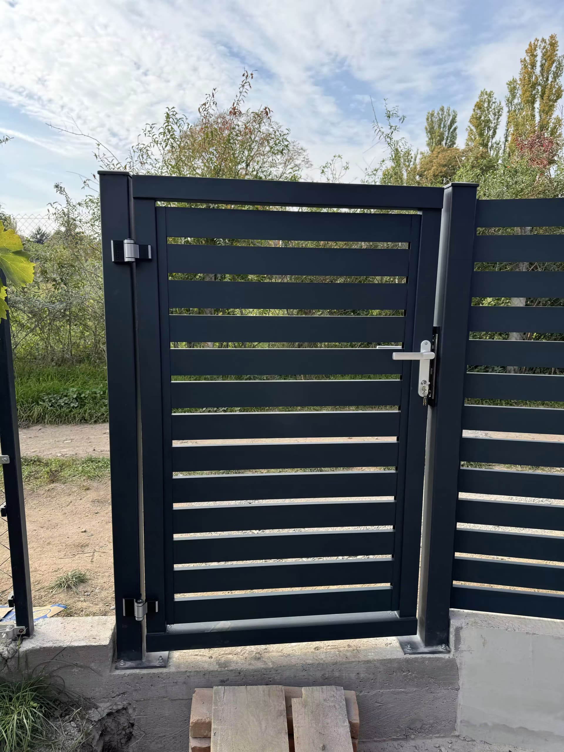 ALUMINIJUMSKA DVOKRILNA KAPIJA I OGRADA