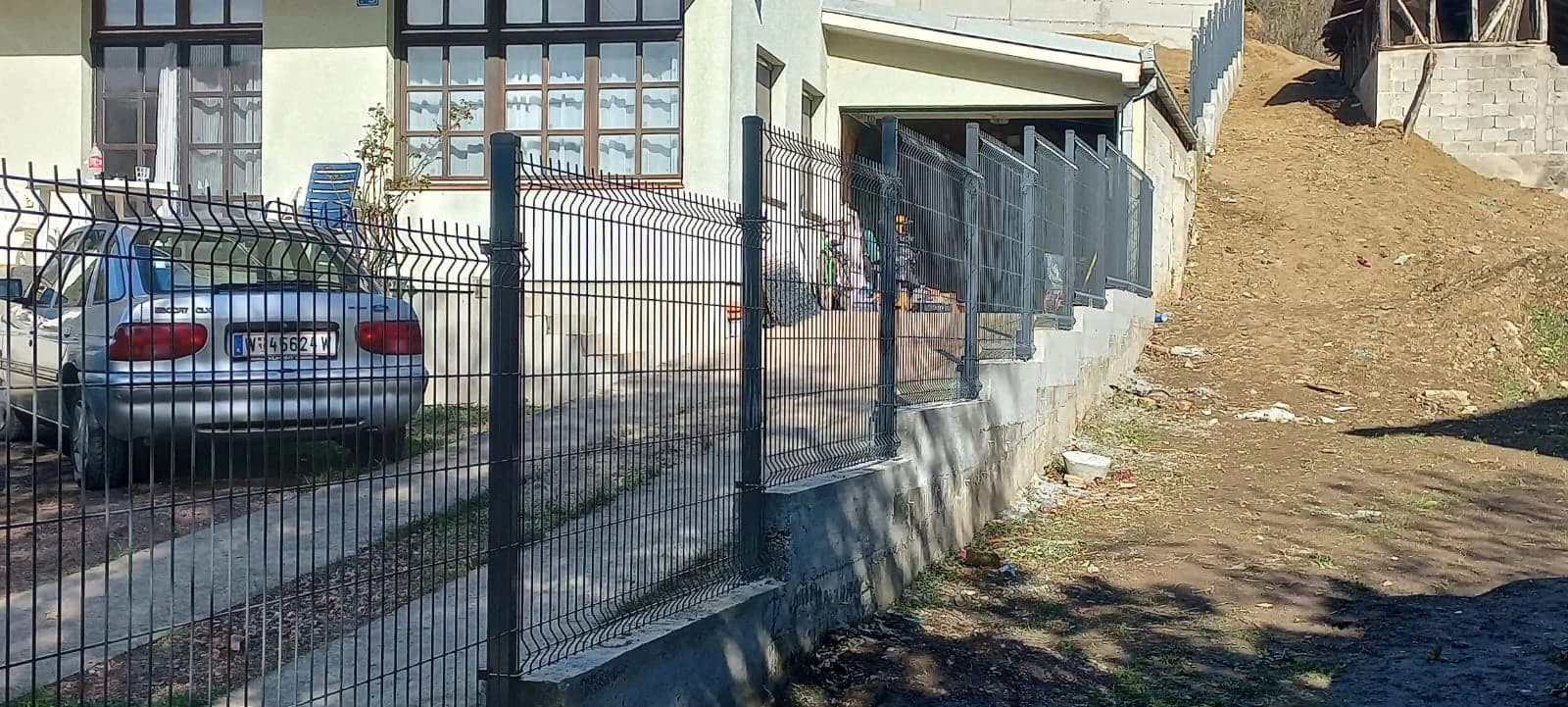 ALUMINIJUMSKA I PANELNA OGRADA SA KAPIJOM