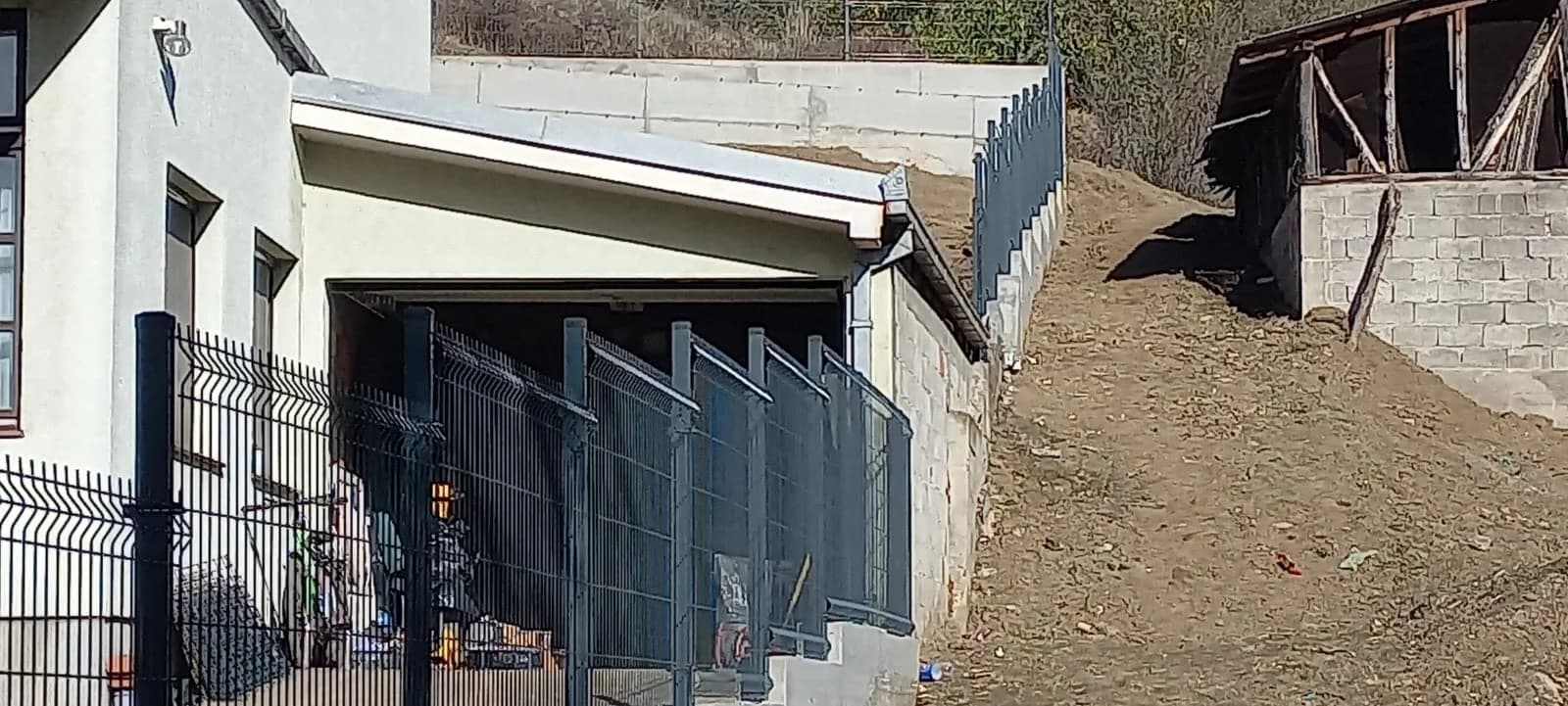 ALUMINIJUMSKA I PANELNA OGRADA SA KAPIJOM