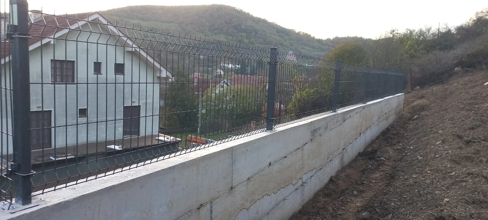 ALUMINIJUMSKA I PANELNA OGRADA SA KAPIJOM