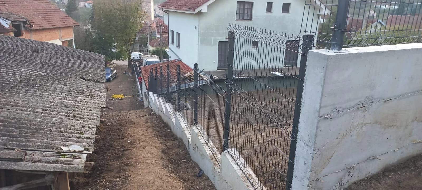 ALUMINIJUMSKA I PANELNA OGRADA SA KAPIJOM