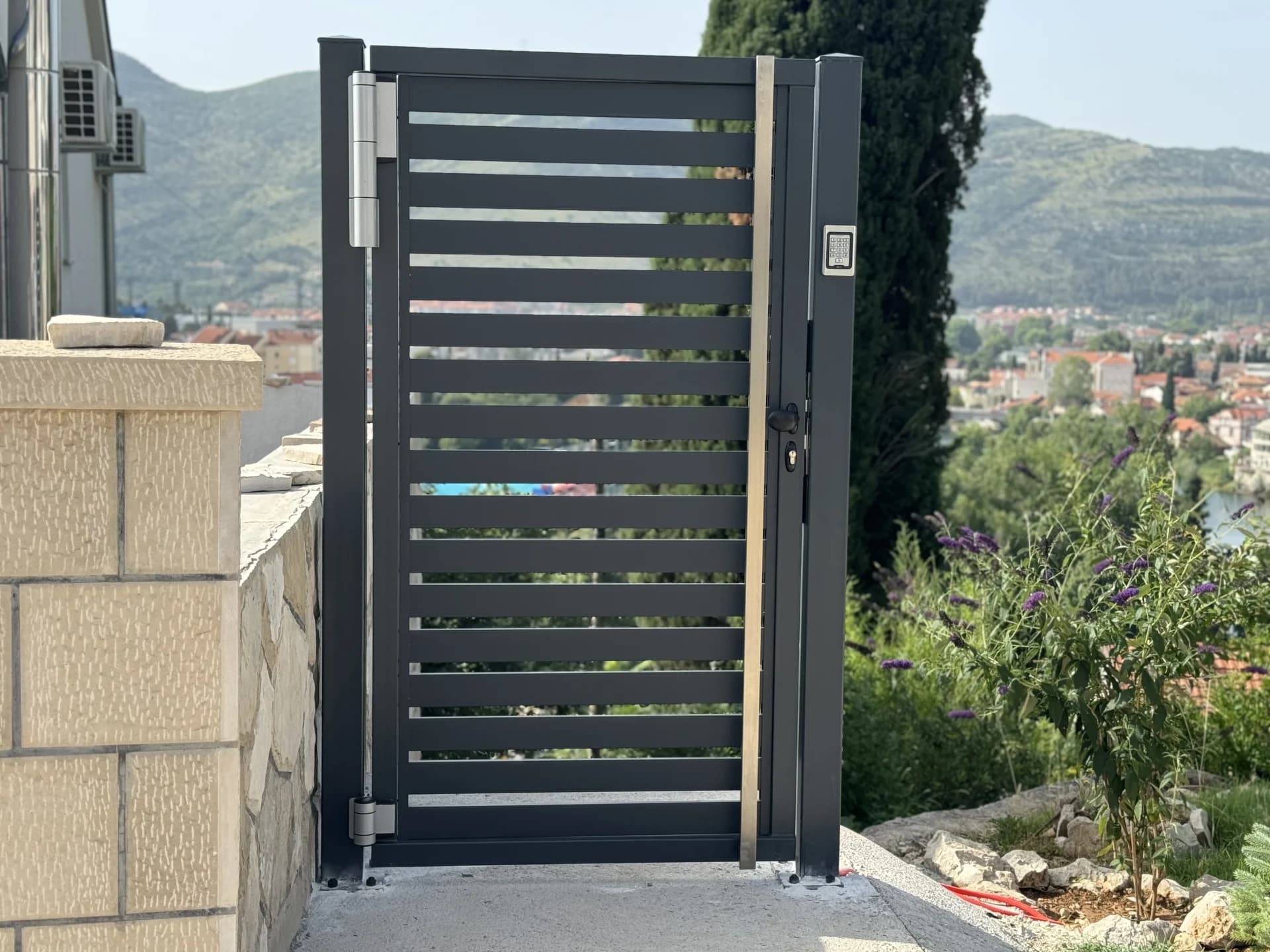 Aluminijumska pešačka i klizna kapija tipa TIVOLI