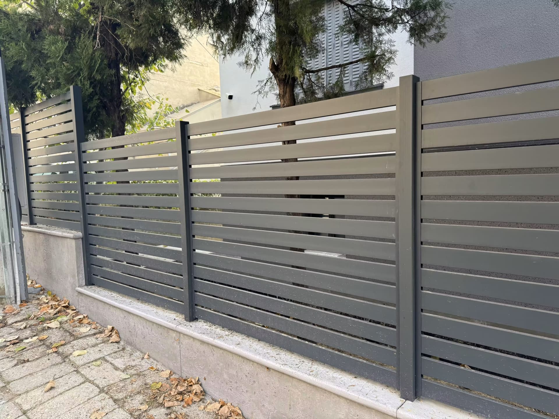ALUMINIJUMSKA KAPIJA SA POVRATNIM MEHANIZMOM