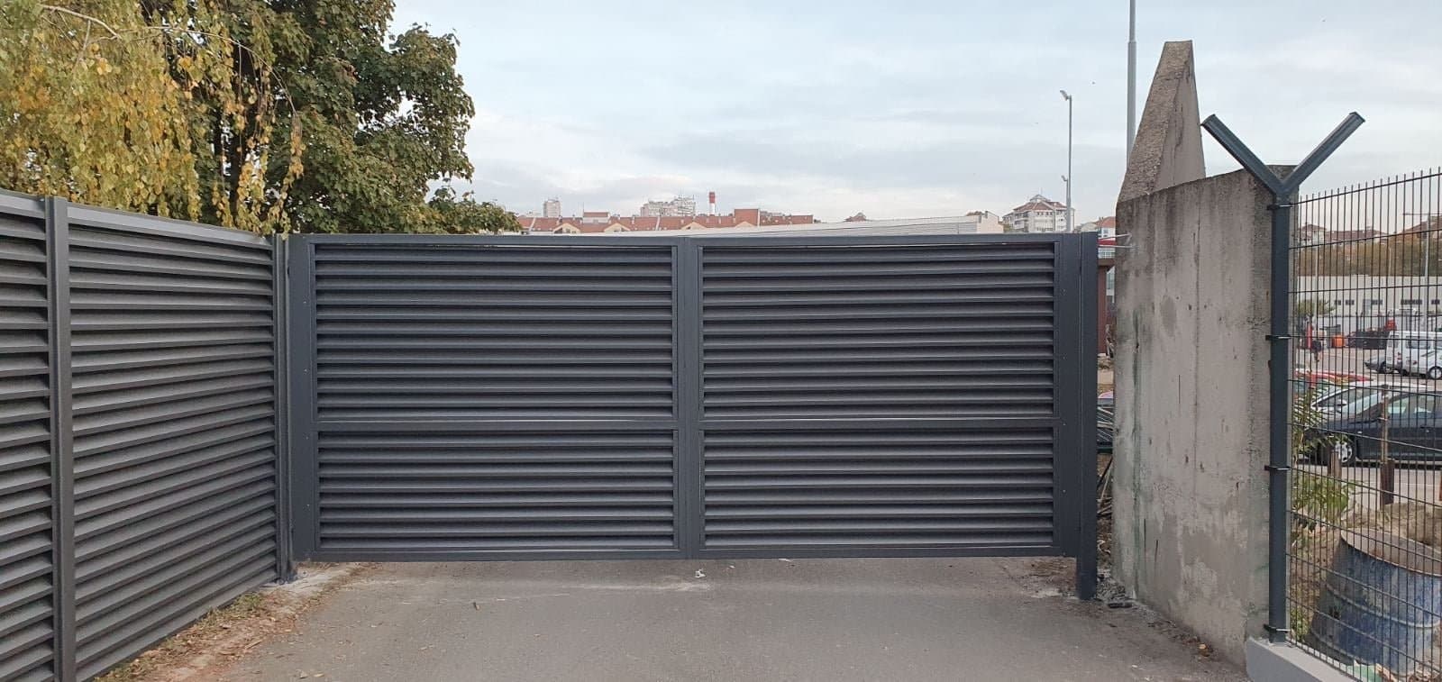 Aluminijumska dvokrilna kapija