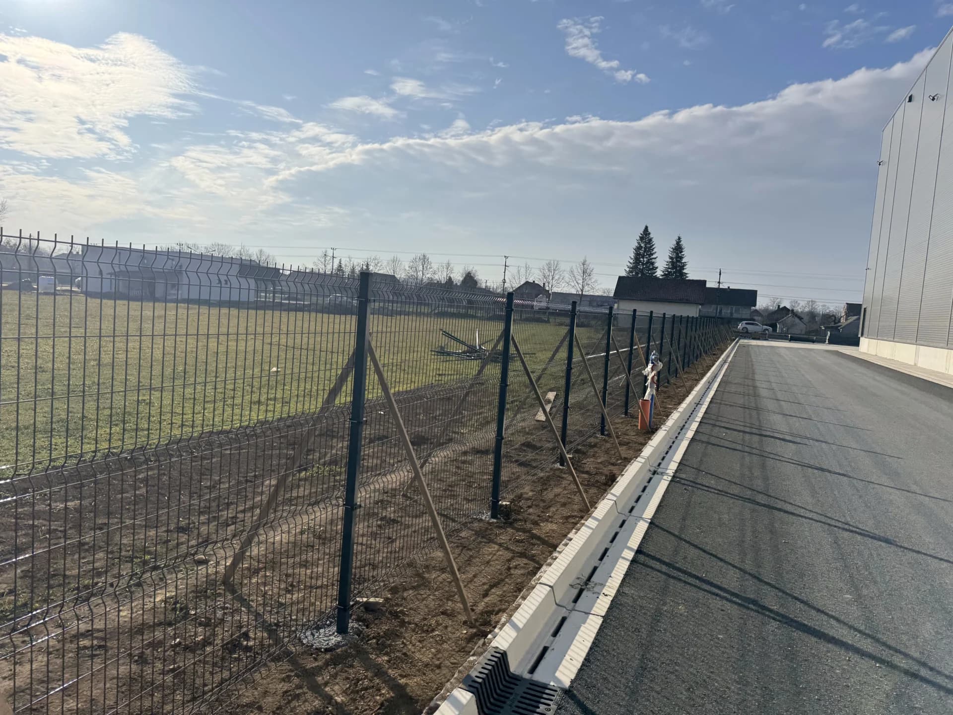 KOMBINACIJA EUROFENCE 3D I DOUBLEFENCE 2D PANELNE OGRADE
