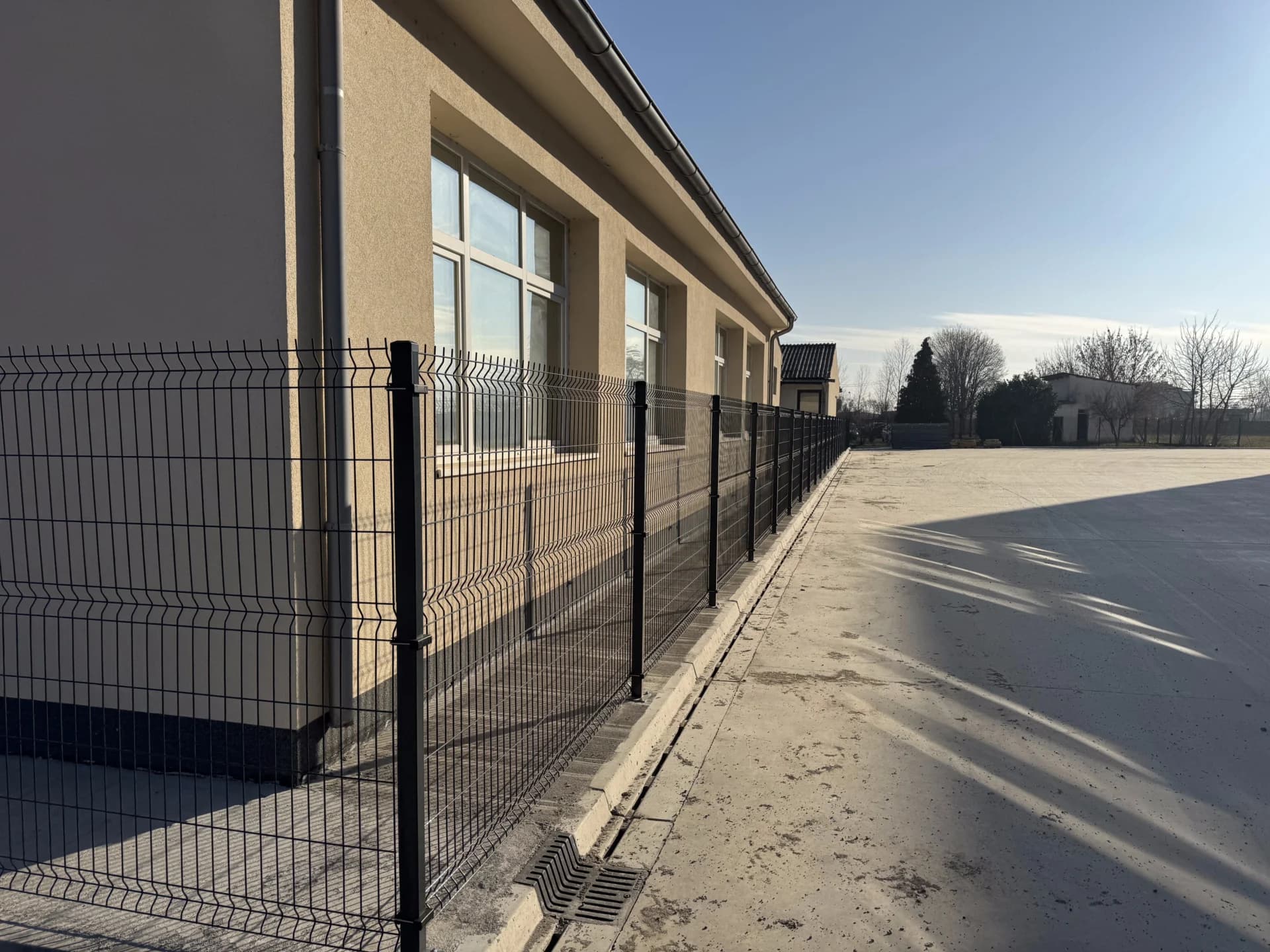KOMBINACIJA EUROFENCE 3D I DOUBLEFENCE 2D PANELNE OGRADE
